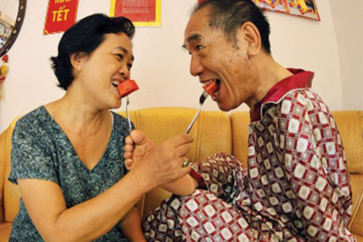 Ban đầu, thầy Nguyễn Ngọc Ký và người vợ thứ hai gặp sự cản trở từ gia đình nhưng cuối cùng họ cũng được bên nhau và hiện đang có cuộc hôn nhân hạnh phúc. (Ảnh; Lao động)