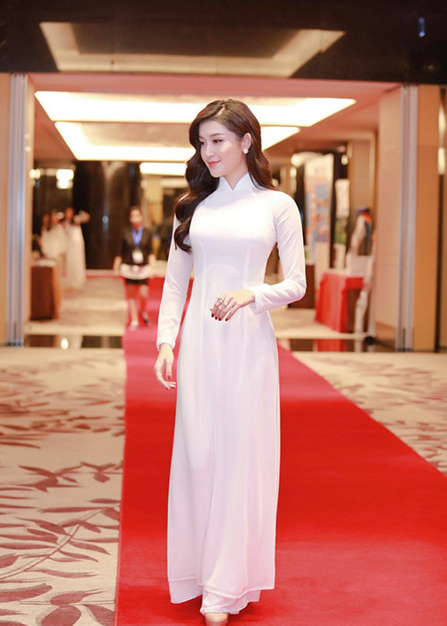 Người đẹp gây ấn tượng với lối trang điểm nhẹ nhàng và tà áo dài nền nã.