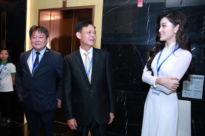 "Tuy không có cơ hội trò chuyện và chụp ảnh trực tiếp với hoàng tử Anh vì anh luôn có một đội ngũ vệ sĩ bên cạnh nhưng tôi cảm thấy rất vinh dự khi được tham gia hội nghị này bởi bảo vệ động vật hoang dã cũng là vấn đề mà tôi rất quan tâm" - Huyền My nói.