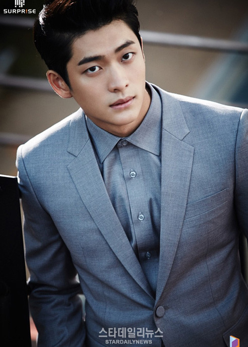 Nam chính của “Tuổi thanh xuân 2” sinh ngày 20/6/1992. Tên thật của anh là Kim Yoon Hwan. (Ảnh: Stardailynews)