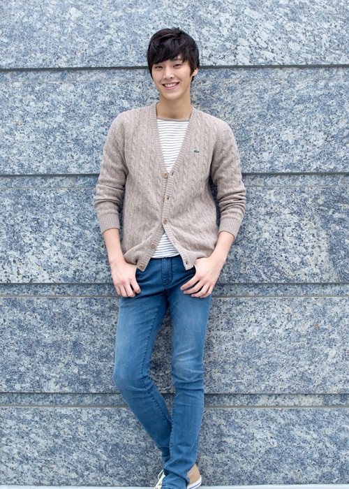 Nam ca sĩ kiêm diễn viên Lee Tae Hwan sinh năm 1994 và là thành viên cao nhất trong nhóm 5urprise (1m88). (Ảnh: Chosun)