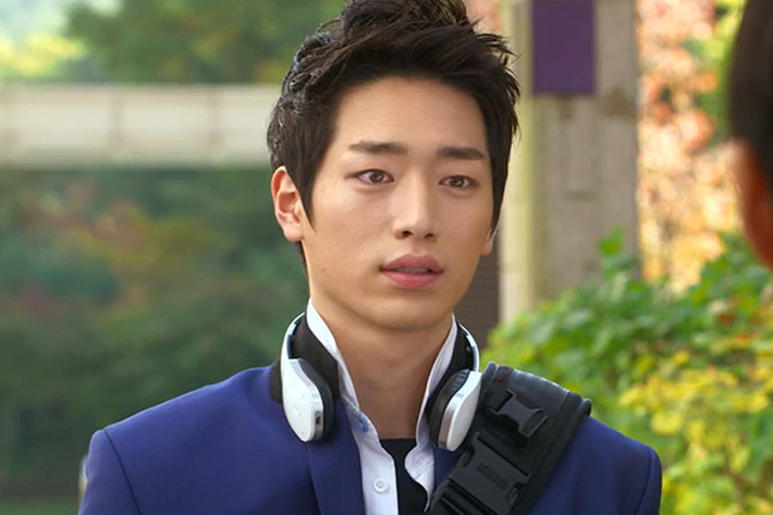 Thành viên này của 5urprise được xem là một trong những ngôi sao mới được phát hiện qua những vai diễn phụ xuất sắc. (Ảnh: SBS)