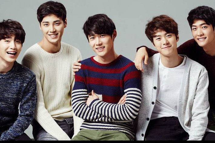 5 thành viên của 5urprise đều được tuyển chọn qua chương trình tìm kiếm diễn viên tài năng “Actor′s league” và được đào tạo trong 2 năm trước khi ra mắt. (Ản: Allkpop)