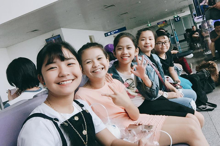 Các học trò của Noo Phước Thịnh tỏ ra vô cùng háo hức cho chuyến đi nước ngoài. (Ảnh: Facebook Trần Khánh Huyền)