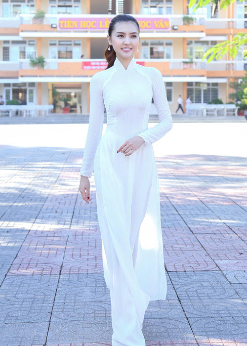Nữ hoàng Sắc đẹp Toàn cầu 2016 - Ngọc Duyên diện áo dài trắng trong lần trở lại ngôi trường xưa sau 5 năm. Dù mọi thứ đã thay đổi nhiều nhưng cô vẫn không khỏi bồi hồi như ngày đầu tiên đến trường. (Ảnh: Facebook nhân vật)