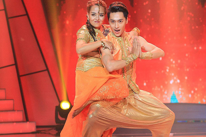 Trong đêm thi xác định top 3, Tố Tố lại lựa chọn thể loại Bollywood khá khó. Các giám khảo đều khen thí sinh làm tốt. (Ảnh: Fanpage Bước nhảy ngàn cân)