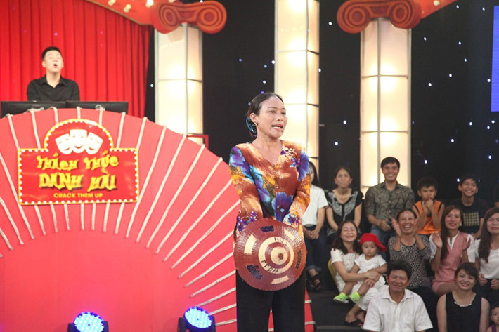 Cô nàng Khánh Hà với phần diễn về sự thủy chung trong tình yêu, chỉ yêu duy nhất người yêu hiện tại nhưng lại “thương Trường Giang, mê Trấn Thành”; “Chị Vân bánh đa” với phần chào sân ấn tượng bằng một bài thơ tự sáng tác để tặng cho cả hai giám khảo và MC Ngô Kiến Huy.