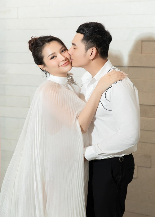 Tháng 11/2022, Phương Trinh Jolie khoe tin vui bầu bí. Nữ ca sĩ chia sẻ, cô bị bệnh lạc nội mạc tử cung nên không thể mang thai theo tự nhiên. Vì vậy, Phương Trinh Jolie thụ tinh ống nghiệm.