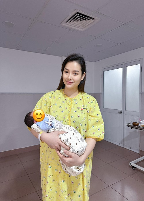 Phương Trinh Jolie sinh con trai vào sáng ngày 24/6. Mới đây, nữ ca sĩ chia sẻ hình ảnh bên quý tử. Đáng chú ý, lần đầu lộ diện sau sinh nở, Phương Trinh Jolie trông khá tươi tắn.