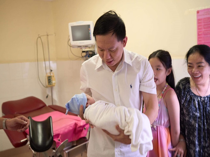 Mẹ chồng và con gái đầu lòng của Phương Trinh Jolie vui mừng khi gia đình đón có thêm thành viên.