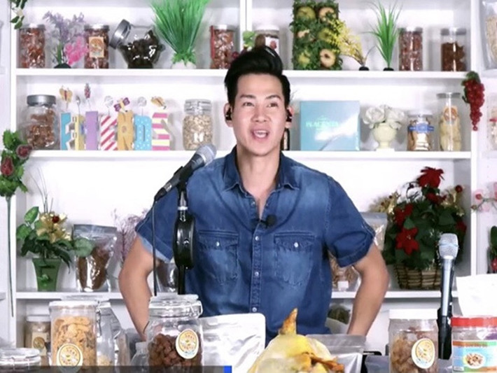 Phùng Ngọc Huy ở Mỹ trong 8 năm qua. Khi sang xứ cờ hoa, anh làm lại từ đầu. Ban đầu, Phùng Ngọc Huy đi bán mỹ phẩm. Anh không có biết chạy xe hơi nên đi xe đạp, từ chỗ thuê phòng ở ra chỗ làm mất 15-20 phút. Vào mùa đông, cứ chạy 5 phút nam ca sĩ dừng lại để chà hai tay vào nhau cho ấm lại. Sau đó, Phùng Ngọc Huy bán hàng online. Ảnh: Vietnamnet.