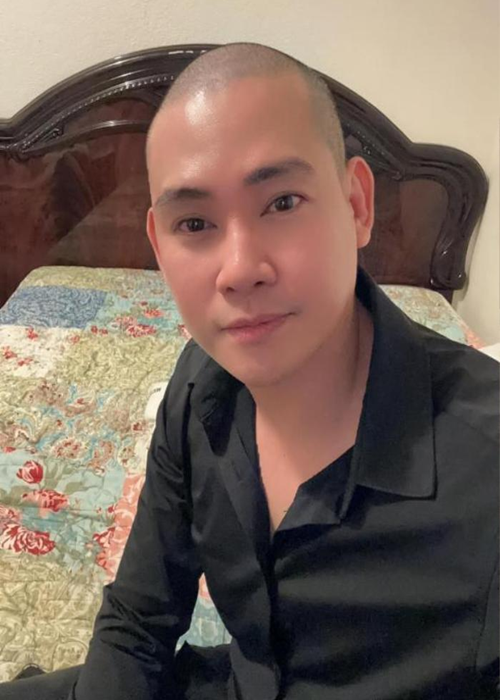 Trên trang cá nhân, Phùng Ngọc Huy vừa chia sẻ: "Buông bỏ mái tóc sau 40 năm gắn bó. Cám ơn vì tất cả". Ảnh: Saostar.