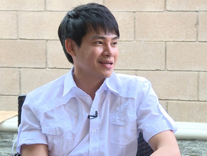 Trong cuộc phỏng vấn với Vietnamnet, Phùng Ngọc Huy cho biết: "Một ngày tôi ngủ được 5-6 tiếng, thời gian còn lại để dành “cày”. Từ tiếp thị tư vấn, soạn hàng, khuân vác, shipper… một mình tôi đều phải tự lo liệu. Những lần đi giao hàng cách xa hàng chục cây số, phải chờ đợi và nhận phản hồi không tốt từ khách khiến tôi nản lòng. Thế nhưng nghĩ đến tương lai của mình và con gái, tôi lại sốc mình dậy để tiếp tục lao vào". Ảnh: VOV.
