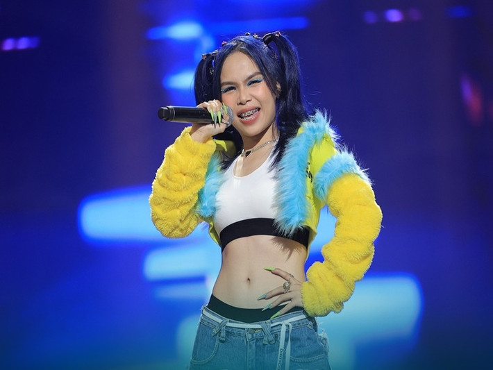 Trong tập 4 Rap Việt mùa 3, Liu Grace được cả bốn huấn luyện viên lựa chọn. 2 huấn luyện viên Thái VG và Andree thậm chí quăng nón vàng để giành giật Liu Grace. Ảnh: Zing.