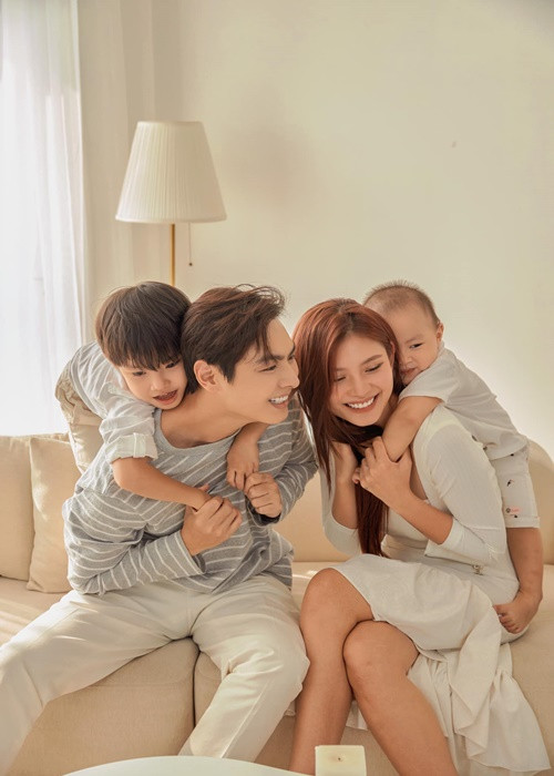 Tháng 12/2017, Chúng Huyền Thanh và Jay Quân tổ chức đám hỏi và lễ cưới. Thời điểm này, học trò Hồ Ngọc Hà đang mang bầu con đầu lòng. Tháng 5/2018, Chúng Huyền Thanh sinh con. Đến tháng 4/2021, tổ ấm của nữ người mẫu đón con trai thứ hai gia nhập tổ ấm. Ảnh: FBNV.