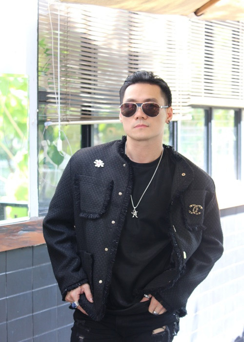 Theo Dân Trí, ca sĩ Khánh Phương bị xử phạt hành chính tổng cộng 245 triệu đồng. Ngoài ra, anh còn buộc phải bán cổ phiếu SJC nhằm giảm tỷ lệ sở hữu xuống dưới mức phải chào mua công khai. Ảnh: FBNV.