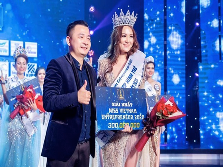 Công ty TNHH MTV đầu tư du lịch giải trí Khổng Tước tổ chức cuộc thi Hoa hậu Doanh nhân sắc đẹp Việt 2020 tại TP HCM vào ngày 18/11/2020 mà không có giấy phép. Tháng 1/2021, đơn vị này bị phạt 90 triệu đồng. Ảnh: Người Lao Động.