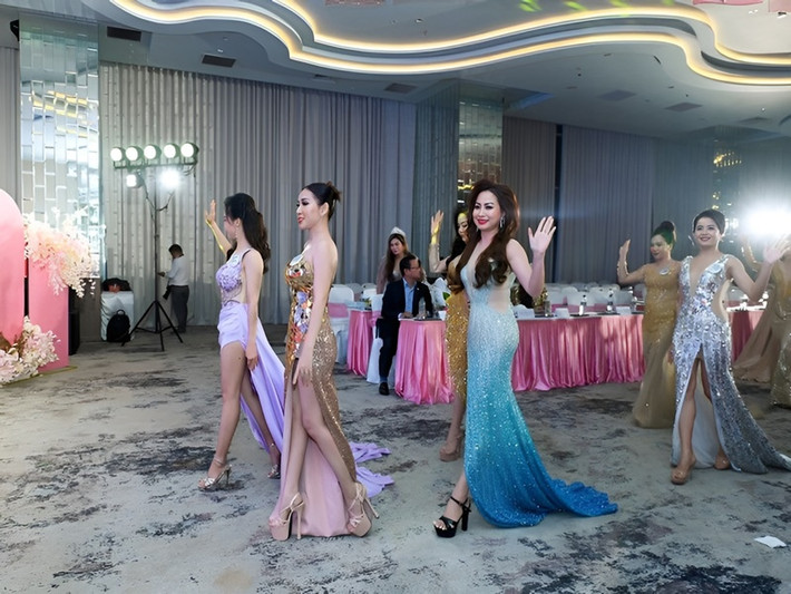 Theo Dân Trí, tại thời điểm cơ quan chức năng kiểm tra, Công ty Cổ phần đầu tư và giải trí Bí mật Phương Đông tổ chức buổi công bố cuộc thi Hoa hậu doanh nhân thành đạt Hoàn cầu 2023 nhưng không có văn bản chấp thuận của Sở Văn hóa và Thể thao TPHCM. Ảnh: Vietnamnet.