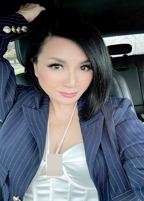 Vợ cũ Bằng Kiều từng tiết lộ trong nhiều năm qua, cô luôn hẹn hò bạn trai kém tuổi nhưng hiện tại ít nhất phải từ 40 tuổi trở lên. Năm 2021, Trizzie Phương Trinh tâm sự về gu bạn trai thay đổi theo thời gian. Nếu như thời trẻ, cô chỉ cần một người đàn ông đẹp trai là đủ thì nay, cô không chọn nữa. Bằng chứng là nữ ca sĩ làm ngơ khi được nhiều trai trẻ đẹp tán tỉnh. Ảnh: FBNV.