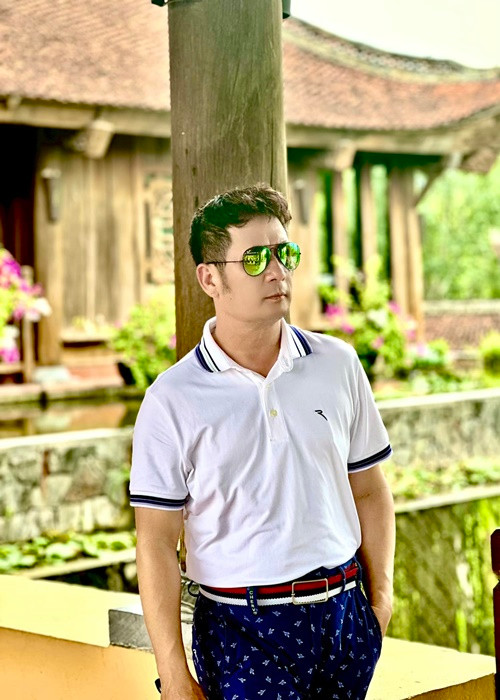 Nam ca sĩ đang gắn bó với một người phụ nữ làm trong ngành phụ sản. Ảnh: FBNV.
