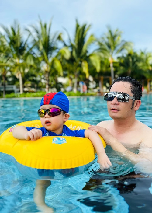 Bằng Kiều và bạn gái có một cậu con trai chung. Từ khi có con nhỏ, anh ít tụ tập bạn bè. Ảnh: FBNV.
