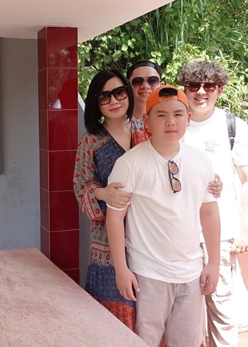Mới đây, Trizzie Phương Trinh trở về Việt Nam sau 22 năm. Cô dẫn theo ba người con trai về thăm quê. Ảnh: FBNV.