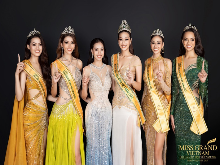 Tháng 10/2022, Đoàn Thiên Ân đăng quang Miss Grand Vietnam 2022. Chế Nguyễn Quỳnh Châu, Trần Tuyết Như, Trần Nguyên Minh Thư và Ngô Thị Quỳnh Mai lần lượt đoạt danh hiệu Á hậu 1,2,3 và 4. Ảnh: Fanpage.