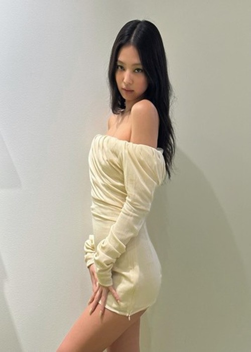 Nhan sắc của Jennie đầy cuốn hút. Cô sở hữu vòng eo chỉ 50 cm, chiều cao 1m63, cân nặng 50 kg. Khối tài sản của Jennie khoảng 10 triệu USD. Ảnh: Instagram.