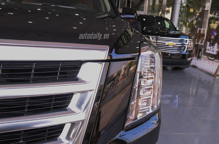 Trong khi đó Cadillac Escalade 2015 sử dụng động cơ EcoTec3 V8 dung tích xy-lanh 6.2L sản sinh công suất 420 mã lực, mô-men xoắn cực đại 623 Nm, sử dụng hộp số 8 cấp