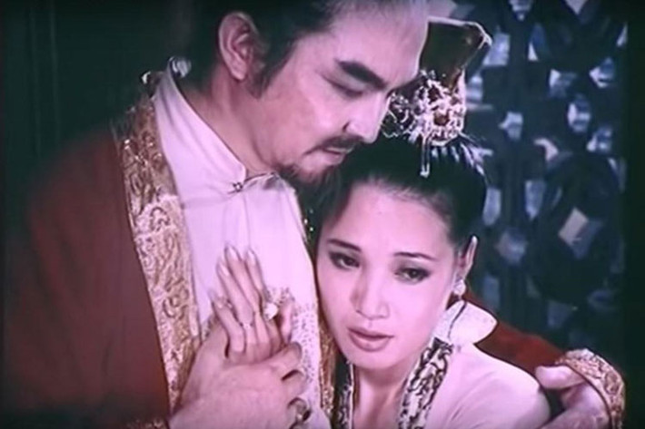 Nghệ sĩ Thế Anh còn từng đóng loạt phim điện ảnh như “Em bé Hà Nội”, “Không nơi ẩn nấp”, “Hồi chuông màu da cam”, “Vụ án Hồ Con Rùa”, “Người trong cuộc”, “Vĩnh biệt chân trời cũ”, “Gánh xiếc rong”, “Đêm hội Long Trì”, “Kiếp phù du”.