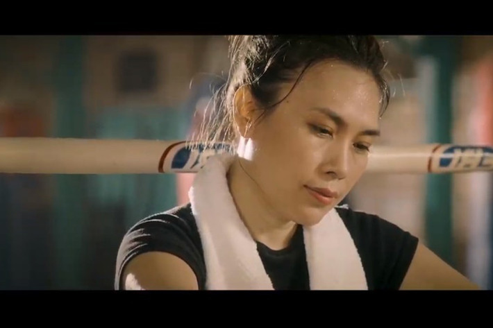 Trong "Anh đợi em được không?", Mỹ Tâm hóa thân cô gái chơi boxing phải tạm xa người yêu để tham gia một trận đấu ở nước ngoài.