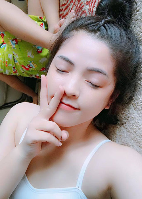 Là gái hai con, bà xã của đạo diễn viên phim "Âm tính" vẫn trẻ trung, gợi cảm.