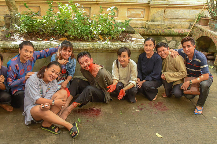Hứa Minh Đạt tâm sự về vai diễn sau tập 22: "Ngày hôm ấy của em được làm nghệ thuật và hy sinh vì nghệ thuật. Đó là đam mê và khát vọng của em và ngày hôm nay em thật sự hạnh phúc khi được khán giả yêu thương thằng Lũ rất nhiều. Lũ vẫn sống nha mọi người ơi".