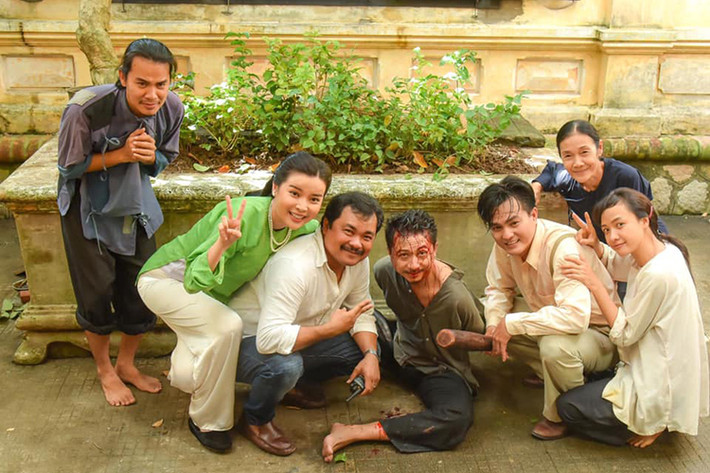 Hậu trường cảnh quay chủ đánh gia nô vì ghen là khoảnh khắc vui vẻ của dàn diễn viên.