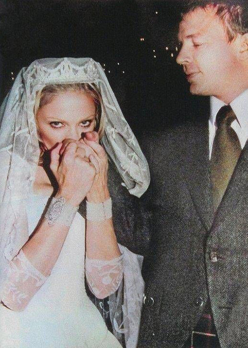 Madonna sinh con trai với đạo diễn Guy Ritchie. Ngoài ra, cô còn nhận 4 người con nuôi.