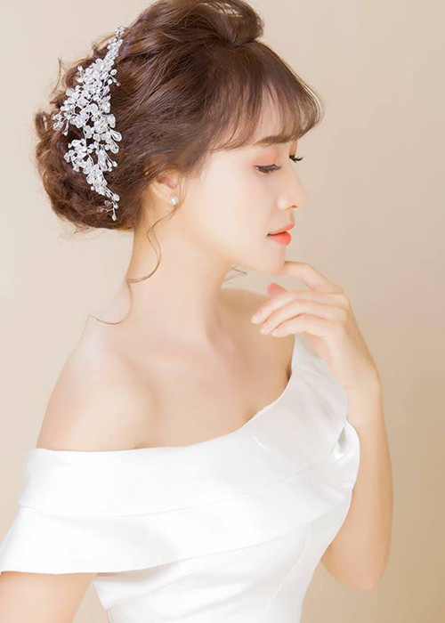 Nữ diễn viên phim "Tiếng sét trong mưa" lựa chọn phong cách nữ tính sau khi lập gia đình.