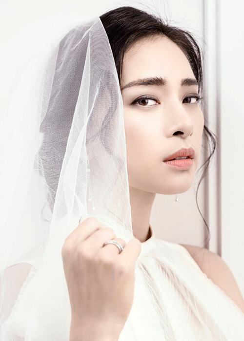 Mới đây, Ngô Thanh Vân bị đồn lên xe hoa. Nghi vấn xuất phát từ việc người đẹp đăng ảnh đội khoăn voăn kèm chú thích: "Thôi thì cứ để tớ thử một lần xem sao".