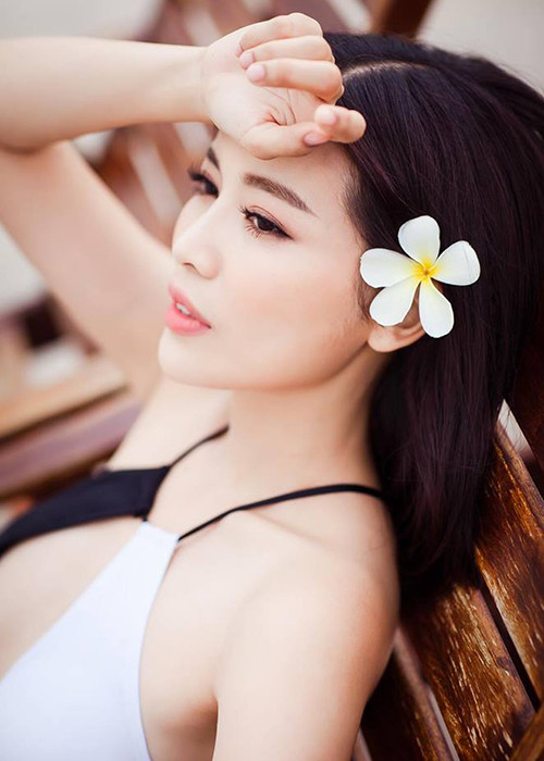 Cao Thái Hà đẹp không tỳ vết trong trang phục áo tắm.