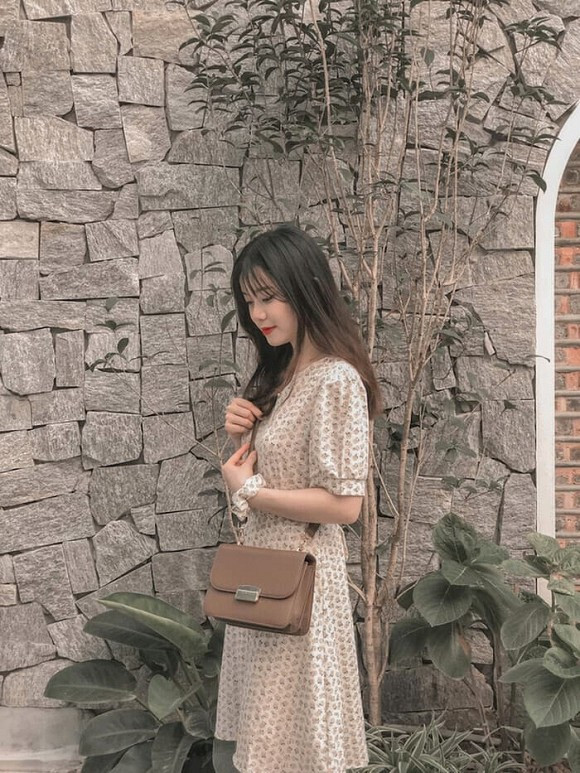 Qua tìm hiểu được biết, sở dĩ nữ sinh mặc trang phục này bởi cô nàng đang tham gia một phiên tòa giả định do trường học tổ chức. Nữ sinh đóng vai Thẩm phán ở tiết thực hành diễn án ở môn Hoạt động xét xử Tòa Gia đình và Người chưa thành niên.
