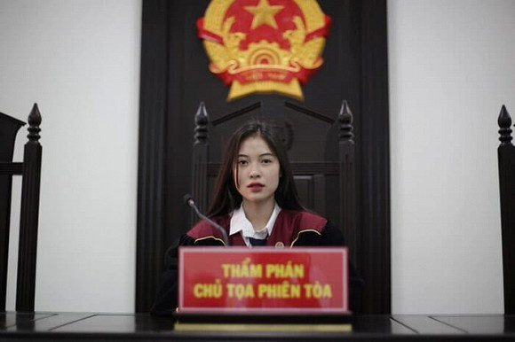 Lê Thị Mỹ Nhi (SN 1999) đến từ Quảng Trị cũng không ngoại lệ, cô nàng cũng từng gây sốt cộng đồng mạng với những hình ảnh khoác áo thẩm phán, ngồi ghế chủ tọa phiên tòa và toát ra khí chất đầy cuốn hút.