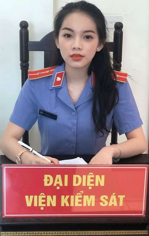 Nhiều cư dân mạng đã bày tỏ sự thích thú của mình với những hình ảnh được đăng tải, nhiều người còn khen ngợi rằng, nữ sinh này sở hữu nét đẹp hiện đại, khuôn mặt lạnh lùng. Cộng đồng mạng đoán rằng, có lẽ nữ sinh này đang làm các công việc liên quan đến pháp luật. Chia sẻ về việc những tấm ảnh của nữ sinh được lan truyền trên mạng xã hội và nhận được sự quan tâm của cộng đồng mạng, Phương Anh cho biết đây chỉ là những tấm ảnh được chụp lại làm kỷ niệm trong quá trình diễn án, một trong những nhiệm vụ nằm trong quá trình học tập của cô nàng.