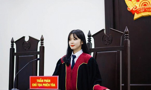 Lý Thị Tươi (SN 1999) là người dân tộc Dao, đến từ Lào Cai. Hiện cô bạn đang là sinh viên ngành "Luật học" tại Học viện Tòa Án (Hà Nội). Mới đây, trên một group dành riêng cho giới học sinh - sinh viên vừa truyền tay nhau hình ảnh của một nữ sinh trong trang phục Thẩm phán ngay lập tức nhận được sự chú ý của cư dân mạng bởi vẻ ngoài quá đỗi xinh đẹp.