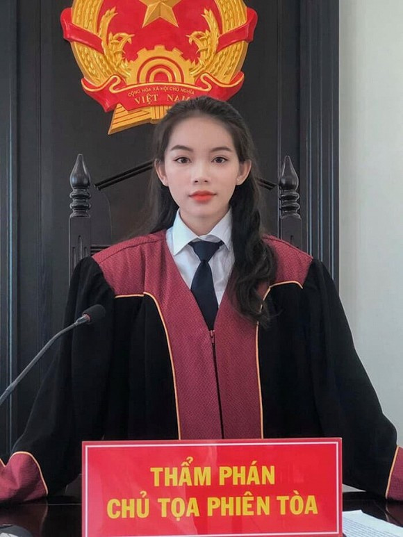 Phương Anh, sinh năm 2000, quê ở Nghệ An và cũng là sinh viên của Học viện Tòa án từng khiến cộng đồng mạng xao xuyến khi ngồi ở vị trí Thẩm phán phiên tòa.