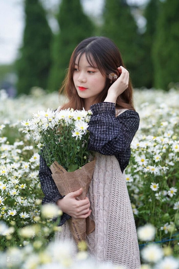 Ngay sau khi loạt ảnh trên xuất hiện trên mạng xã hội ngay lập tức nhận được nhiều sự quan tâm của cộng đồng mạng. Nhiều người không khỏi xuýt xoa trước nhan sắc xinh đẹp của nữ sinh này. Bên cạnh đó, nhiều người ngỏ ý muốn biết thông tin của cô nàng để kết bạn, giao lưu.