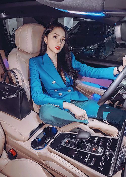Cô liên tục tậu xe hơi như xế hộp sang Maserati (Italy) có giá khoảng 8 tỷ đồng hồi tháng 9/2020, xế hộp trị giá 5 tỷ đồng hồi tháng 6/2020, 3 xe sang với tổng giá trị lên đến hơn 8 tỷ đồng năm 2018.