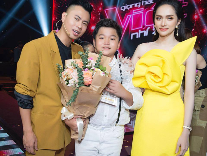Trong 2 năm qua, hình ảnh Hương Giang kín sóng gameshow. Cô ngồi ghế nóng The Voice Kids 2019, Hoa hậu chuyển giới Quốc tế 2019, Siêu mẫu Việt Nam 2018.