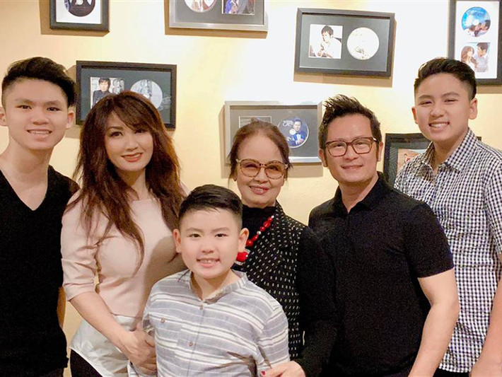Bằng Kiều xem Trizzie Phương Trinh là bạn sau khi ly hôn. Vì thế, anh thoải mái hội ngộ vợ cũ trong những ngày kỷ niệm của các con hay sự kiện của người thân.