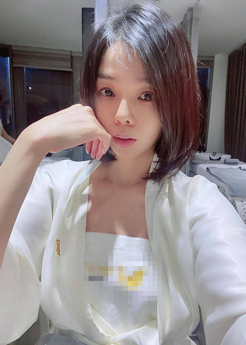 Thông tin Lệ Quyên ly hôn nhận được sự chú ý của nhiều khán giả trong những ngày qua. Sau khi thừa nhận hôn nhân đổ vỡ, nữ ca sĩ vẫn thoải mái cập nhật hình ảnh cá nhân. Mới nhất, cô chia sẻ hình đi chăm sóc nhan sắc kèm lời tâm sự: "Em muốn thu mình bé lại thật mong manh, để em được mọi người yêu thương nhiều hơn". Dưới bài đăng, bạn bè khen ngợi Lệ Quyên ngày càng trẻ trung.