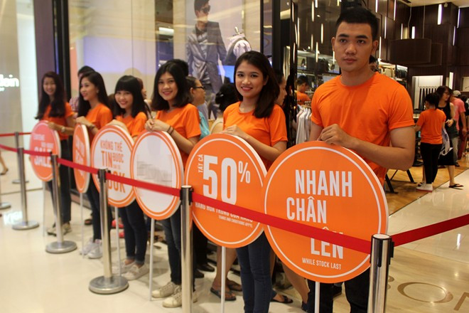 Gần 100 gian hàng của các thương hiệu đang kinh doanh tại trung tâm thương mại này cùng tham gia chương trình. Phần lớn là các nhãn hàng quần áo, giầy dép, túi xách, mỹ phẩm...