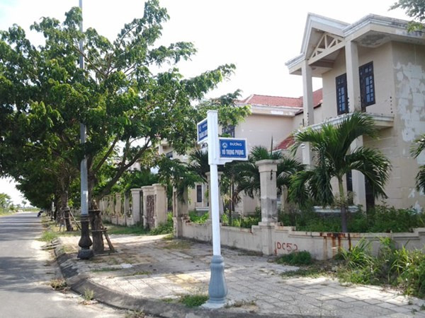 Một khu biệt thự tọa lạc ở bờ tây sông Hàn được xây dựng với mục tiêu ban đầu là dành cho các chuyên gia, huấn luyện viên các môn thể thao thành tích cao của Đà Nẵng ở. Nhưng đến nay, khu vực này không khác gì khu biệt thự "ma" ở trung tâm Đà Nẵng với cảnh cây cỏ mọc um tùm, hoang phế.